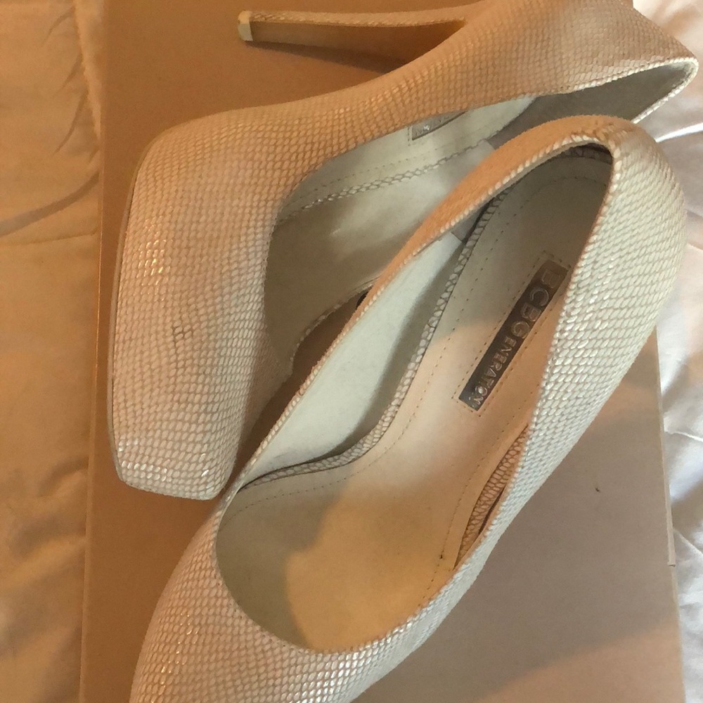 BCBG parade pump